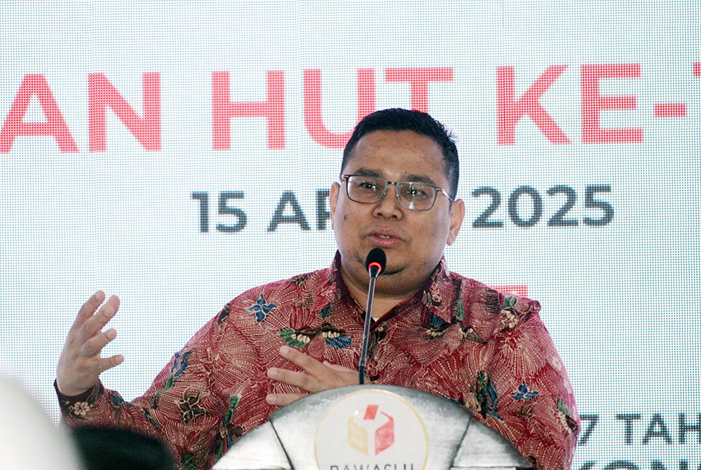 Ketua Bawaslu Rahmat Bagja memotong tumpeng dalam perayaan HUT Bawaslu ke 17 di kantor Bawaslu, Jakarta. (BeritaNasional/Elvis Sendouw)