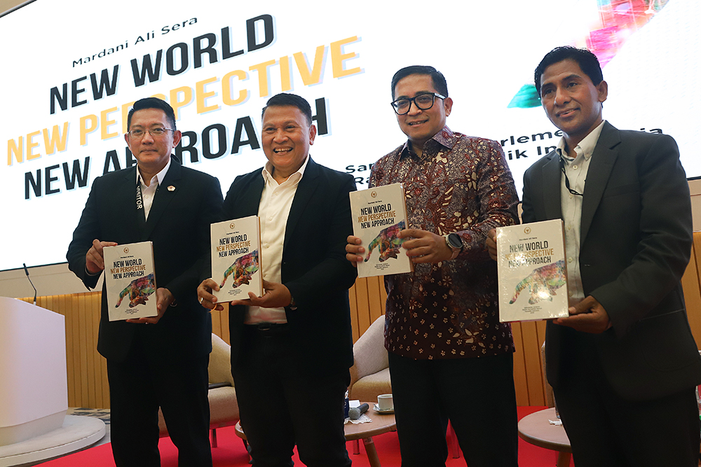 Peluncuran buku "New World, New Perspective, New Approach". (BeritaNasional/Elvis Sendouw)
