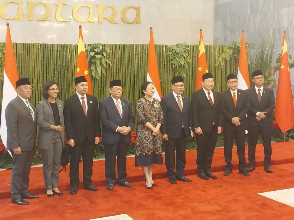 Ketua DPR Puan Maharani (tengah) saat  menggelar pertemuan bilateral dengan PM China Li Qiang. (Foto/Istimewa)