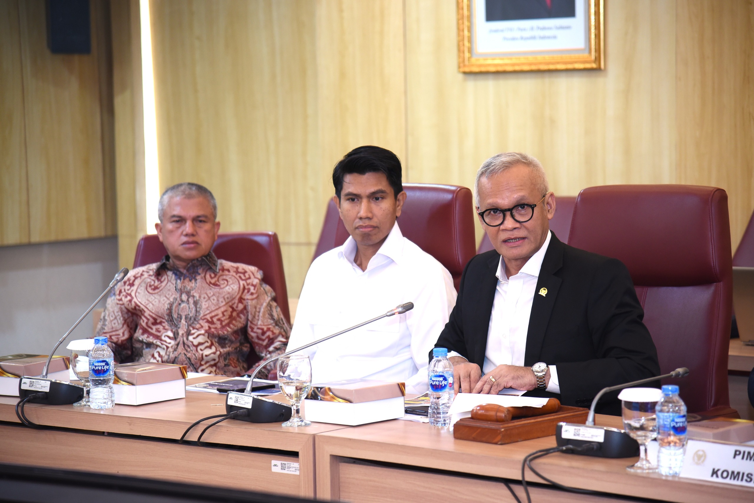 Ketua Komisi II DPR Aria Bima (kanan) di Kompleks Parlemen, Senayan, Jakarta. (BeritaNasional/Elvis)