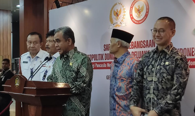Ketua MPR RI Ahmad Muzani memberikan keterangan di gedung MPR. (BeritaNasional/Ahda)