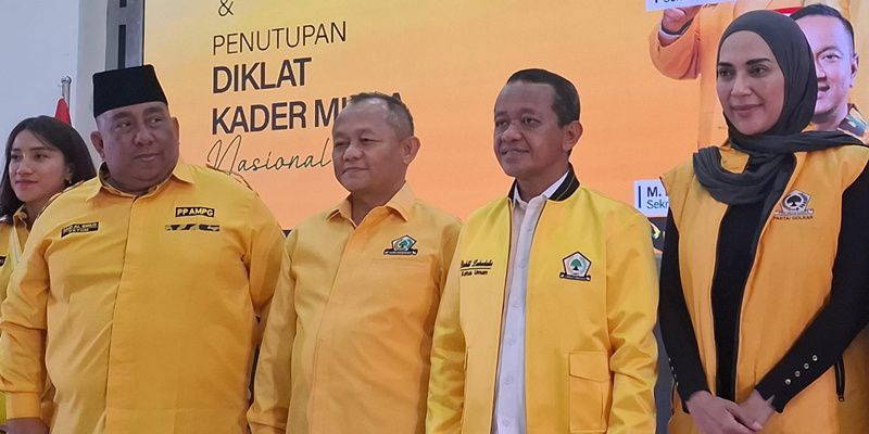 Ketua Umum PP AMPG Said Aldi Al Idrus (kiri) bersama Ketum DPP Golkar Bahlil Lahadalia (dua dari kanan) saat penutupan diklat nasional pada Senin (19/5/2025). (Foto/Istimewa)