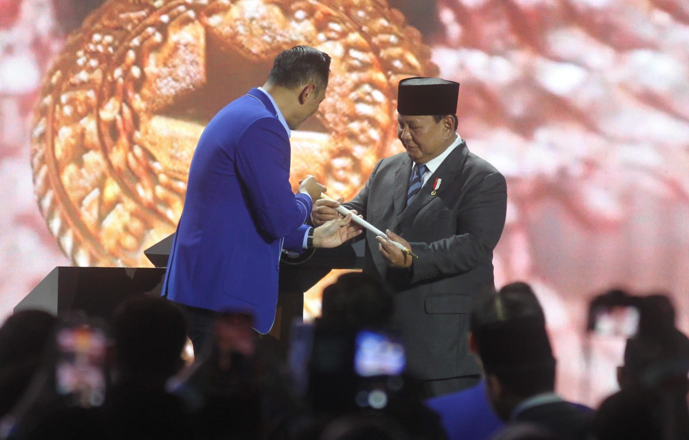 Presiden Prabowo Subianto (kanan) bersama dengan Ketum Demokrat Agus Harimurti Yudhoyono. (BeritaNasional/Oke Atmaja)