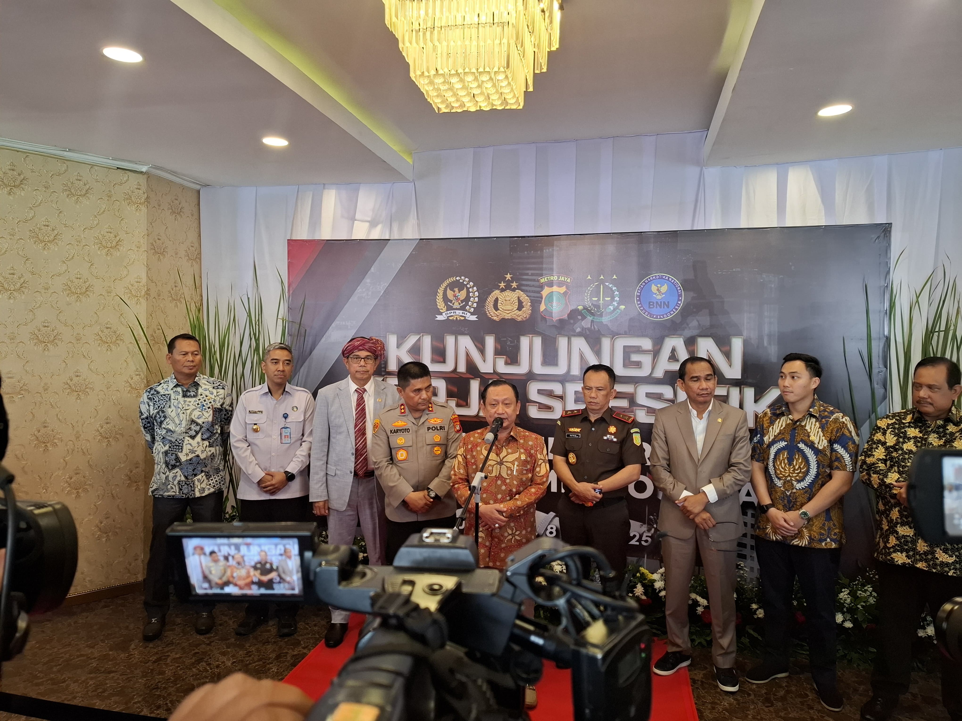 Anggota Komisi III DPR bersama jajaran Kejati dan BNN datang ke Polda Metro Jaya, Kamis (8/5/2025)