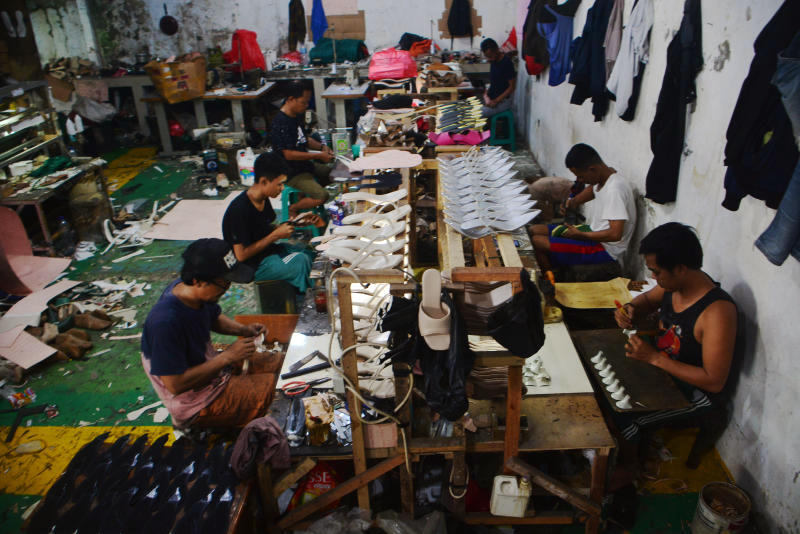 UMKM pembuatan alas kaki di Pamulang, Tangsel, Banten. (BeritaNasional/Elvis Sendouw)