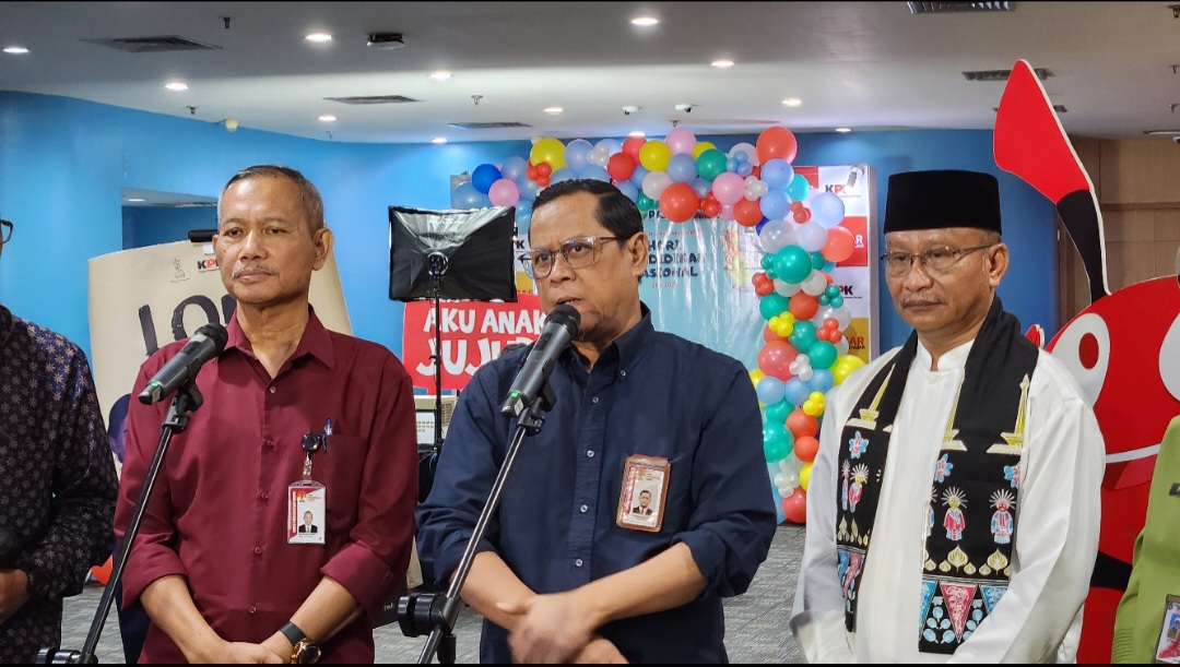 KPK Beri Guru dan Dosen Antikorupsi Pembinaan Deputi Bidang Pendidikan dan Peran Serta Masyarakat KPK Wawan Wardiana (biru) memberikan keterangan tentang antikorupsi (BeritaNasional/Panji)
