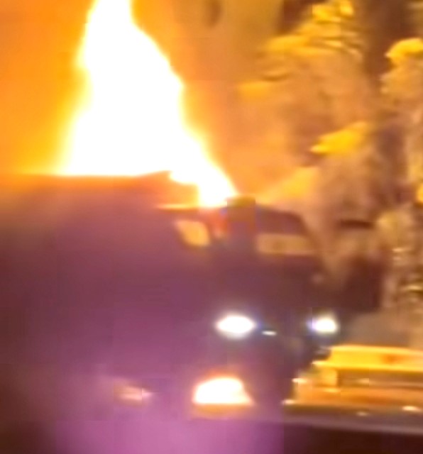 Momen truk TNI bermuatan amunisi terbakar di Tol Gempol. (Foto/Instagram)