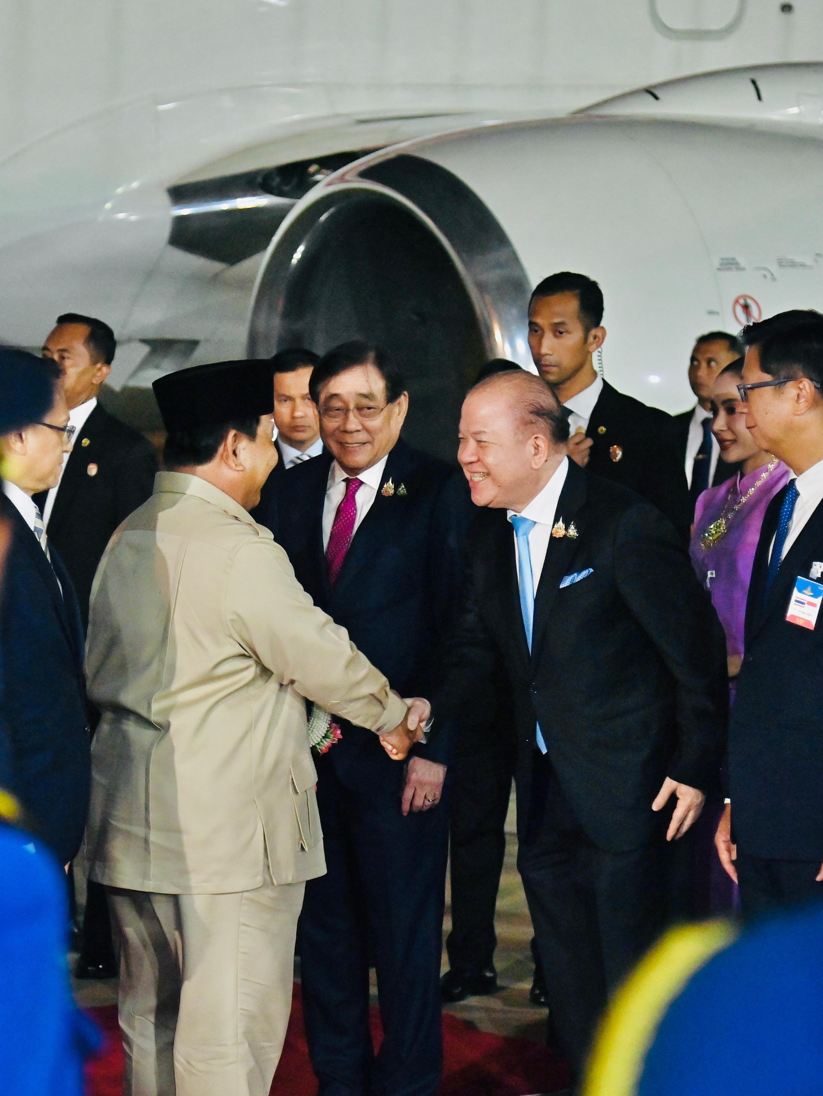 Presiden Indonesia Prabowo Subianto (kiri) tiba di Thailand. (Foto/BPMI Setpres)