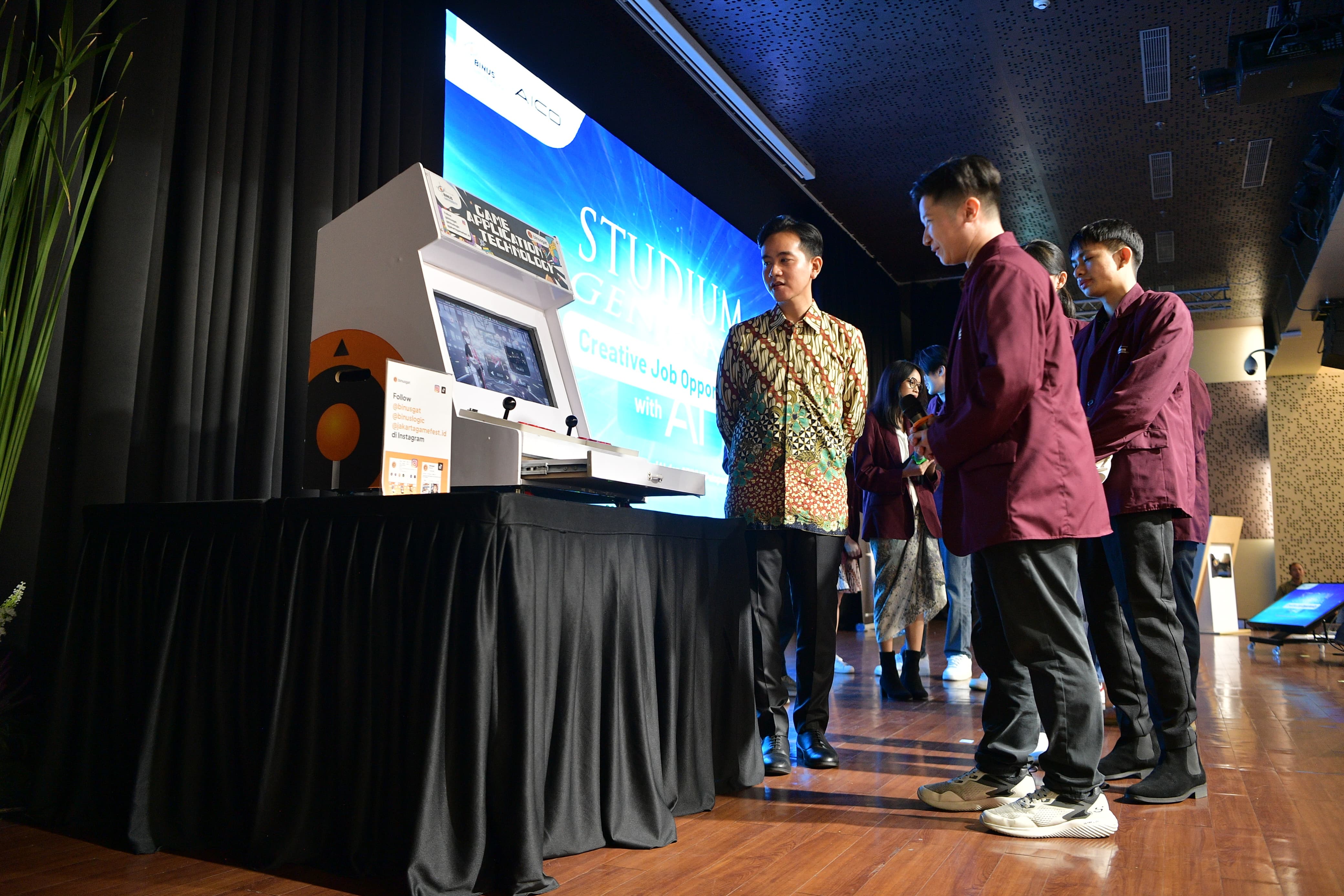 Wakil Presiden Gibran Rakabuming  menghadiri Studium Generale bertajuk Creative Job Opportunity with AI di Auditorium Kampus Anggrek, BINUS University. (BeritaNasional/Elvis Sendouw/HO Setwapres)