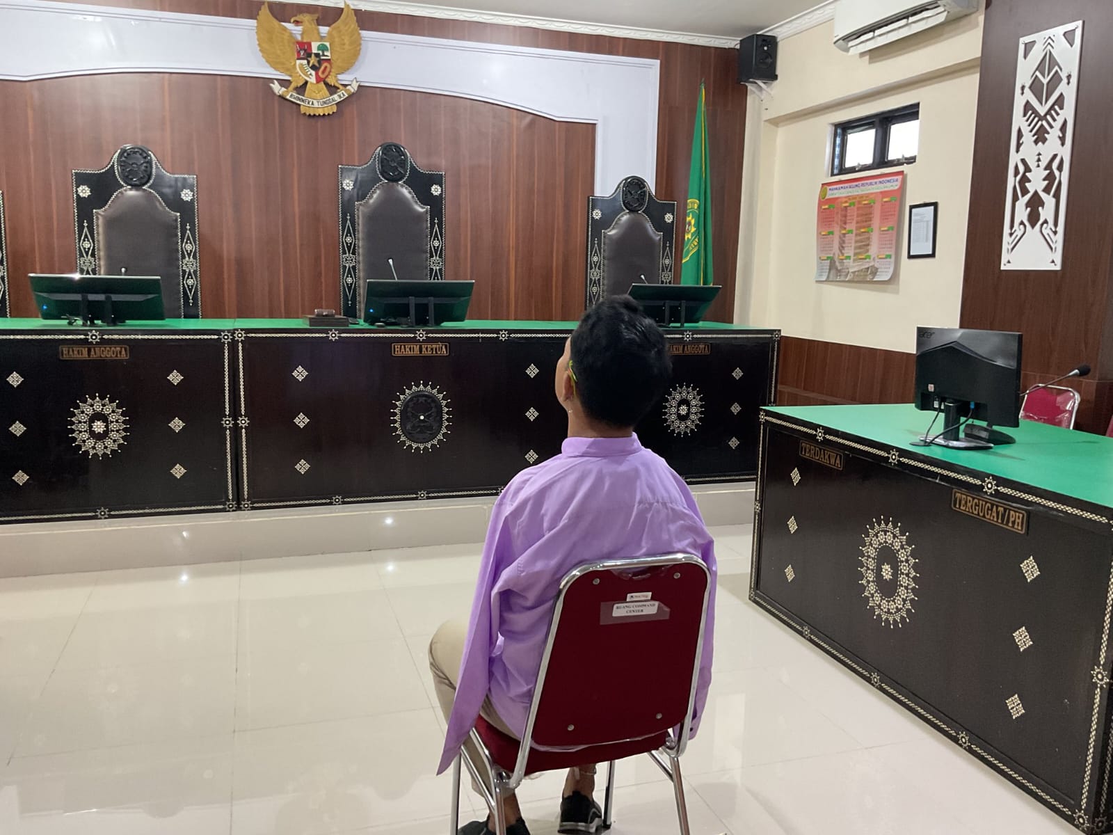 Terdakwa pelecehan seksual Agus Buntung di kursi pesakitan PN Mataram NTB. (BeritaNasional/X)