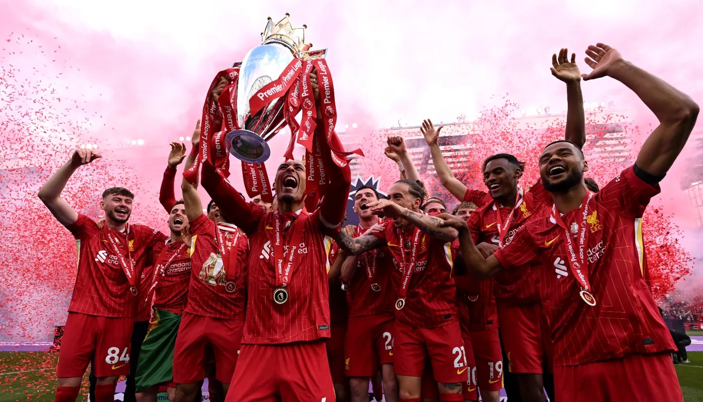 Hasil Lengkap Liga Inggris Pekan ke-38: Liverpool Juara, Aston Villa Gagal ke Liga Champions Liverpool angkat trofi Liga Inggris. (Foto/premier league)
