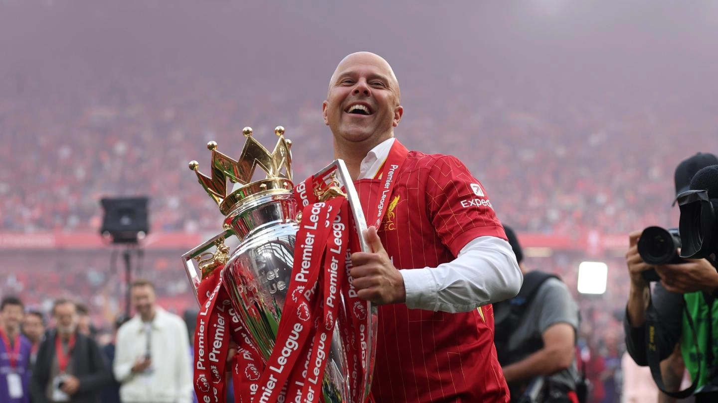 Pelatih Liverpool Arne Slot angkat trofi Premier League. (Foto/liverpoofc.com)