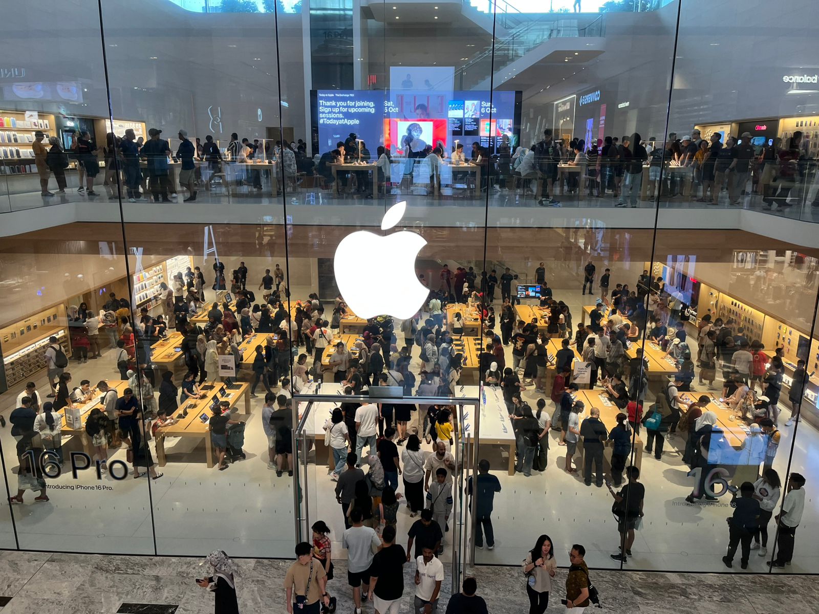 Logo Apple di Apple Store TRX Malaysia. (BeritaNasional/Harits Tryan).