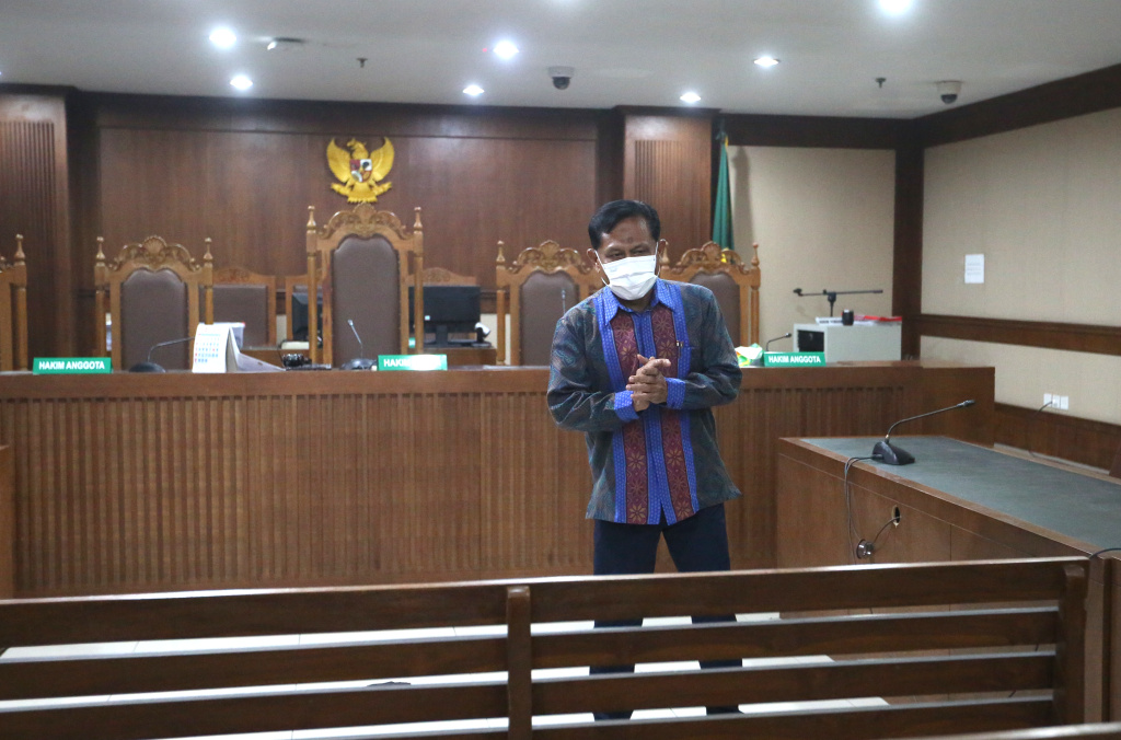 Terdakwa kasus dugaan suap terkait penanganan perkara terpidana Gregorius Ronald Tannur, Rudi Suparmono meninggalkan ruangan usai menjalani sidang dakwaan di Pengadilan Tipikor, Jakarta, Senin (19/5/2025).  (Berita nasional.com/Oke Atmaja)