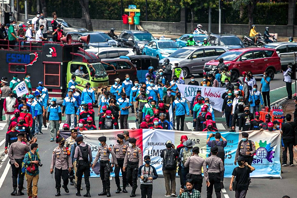 Massa aksi dar buruh Sejabodetabek hadiri peringatan Hari Buruh di Monas, Jakarta. (BeritaNasional/Elvis Sendouw)