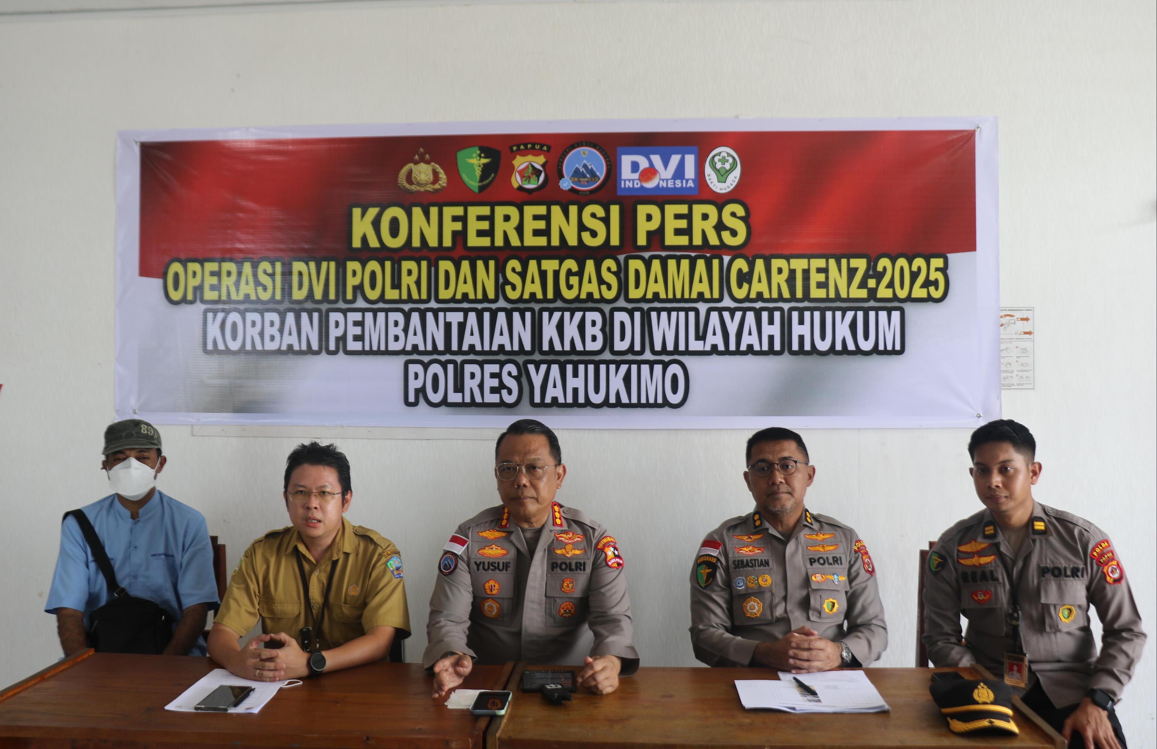 Kasatgas Humas Ops Damai Cartenz Yusuf Sutejo (tengah) saat memberikan keterangan. (Foto/Istimewa)