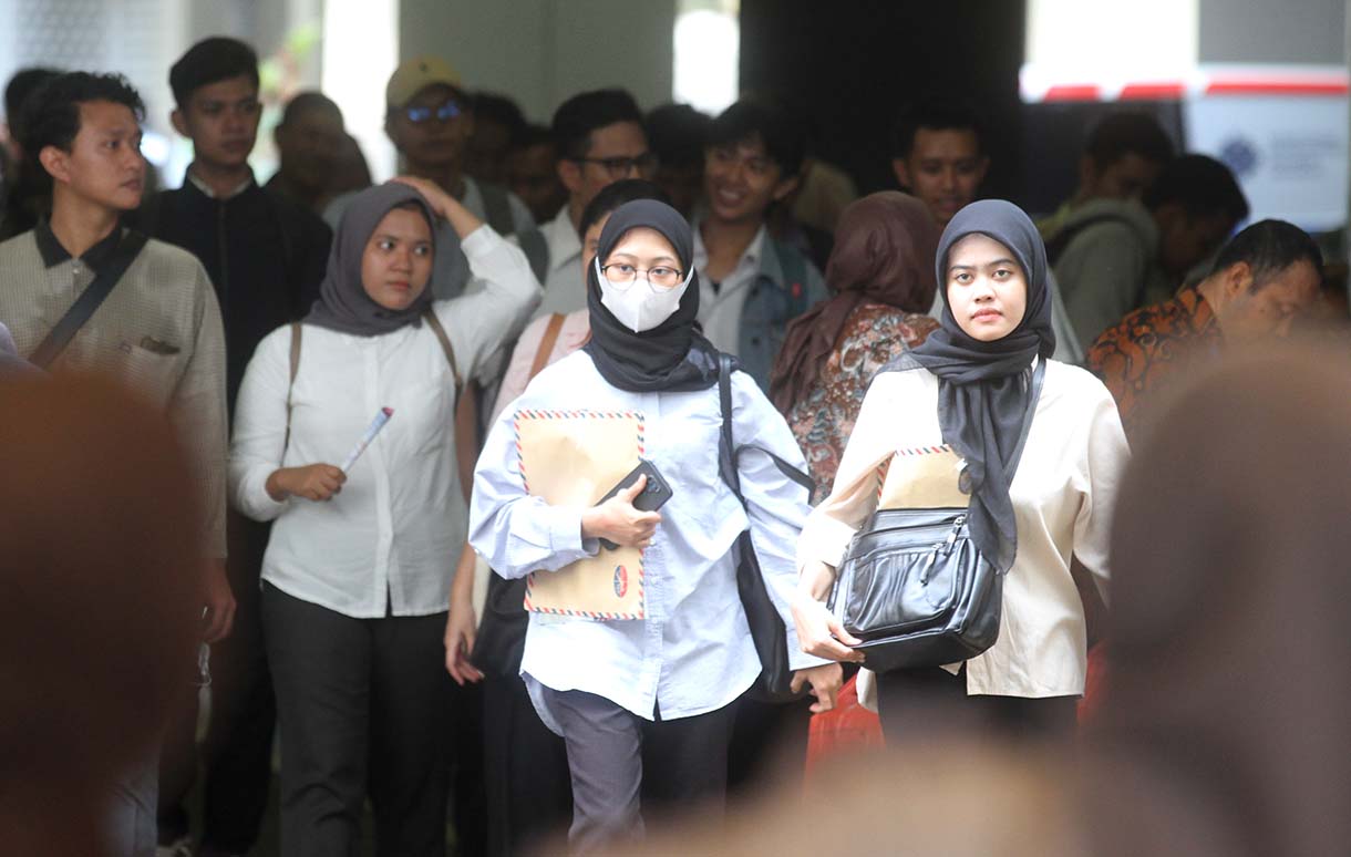 Pencari kerja berjalan saat acara Job Fair 2025 di Kantor Kementerian Tenaga Kerja, Jakarta, Kamis (22/5/2025).(Beritanasional.com/oke Atmaja)