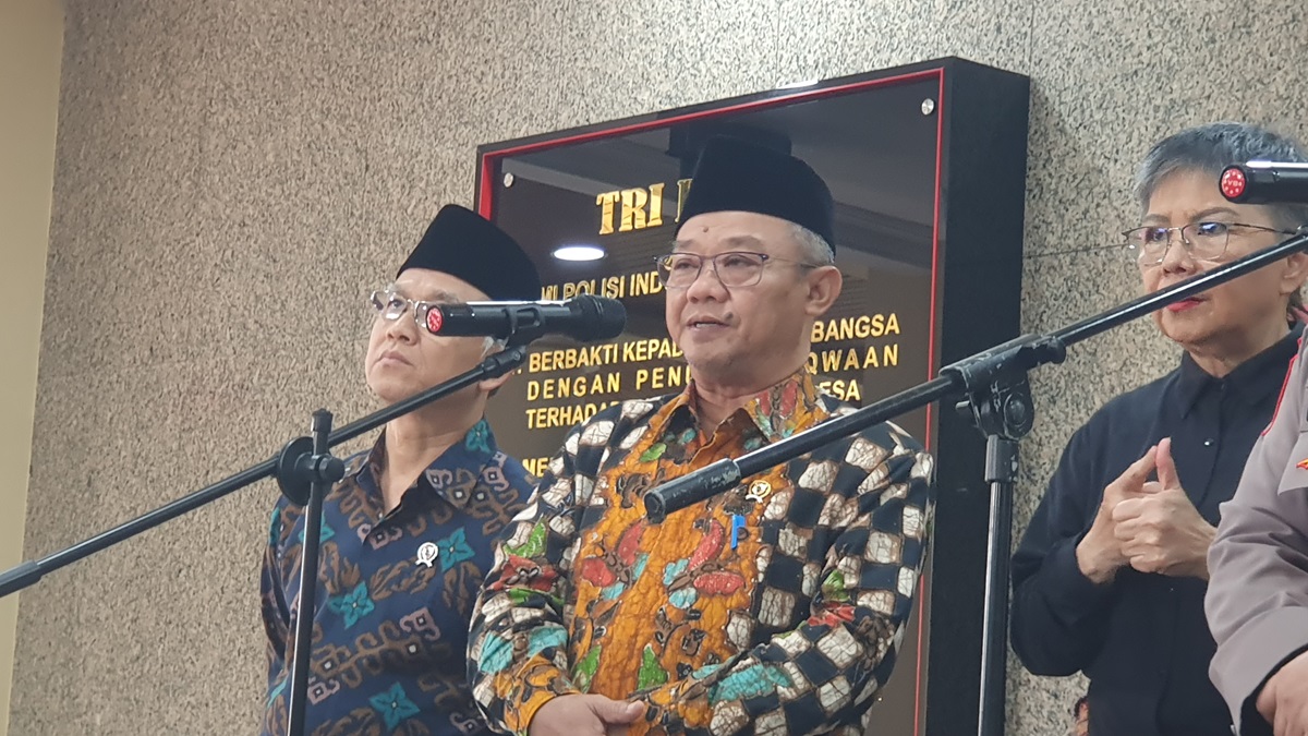 Mendikdasmen Abdul Mu'ti (tengah) saat memberikan keterangan. (BeritaNasional/Bachtiarudin Alam)