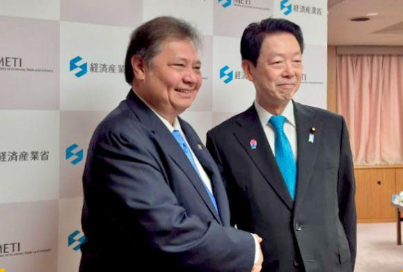 Bertemu Menteri Muto Yoji, Menko Airlangga Sepakati Kerja Sama Perdagangan dan Investasi Jepang-Indonesia Menko Bidang Perekonomian Airlangga Hartarto bertemu dengan Menteri Ekonomi, Perdagangan, dan Industri Jepang Muto Yoji pada Kamis (8/5/2025). (Foto/Menko Perekonomian)