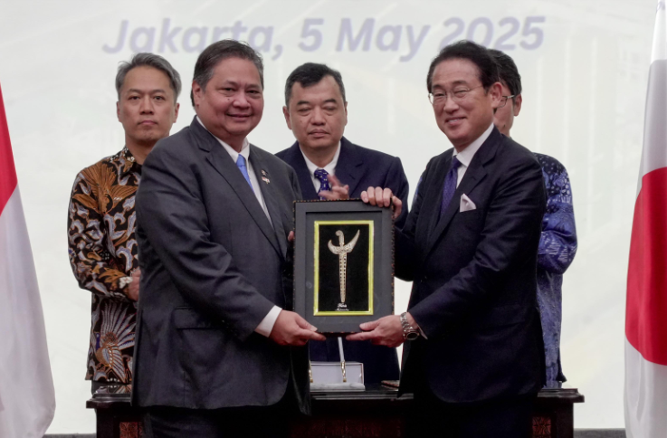 Menko Perekonomian Airlangga Hartarto (kiri) memberikan cenderamata kepada  Utusan Khusus Perdana Menteri Jepang untuk AZEC Fumio Kishida. (Foto/Kemenko Perekonomian)