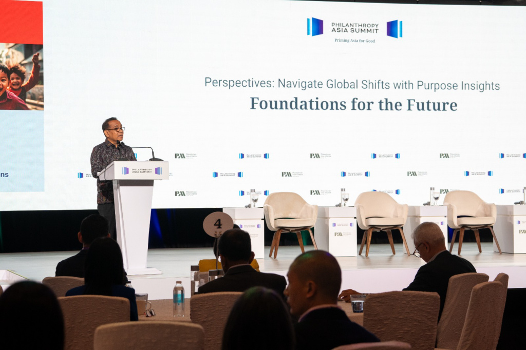 Menteri Koordinator Bidang Pembangunan Manusia dan Kebudayaan (Menko PMK) Pratikno memberikan sambutan saat  menghadiri _Philanthropy Asia Summit_ (PAS) 2025 di Singapura, pada Senin, (5/5/2025).  (Berita nasional.com/HO/Oke Atmaja)