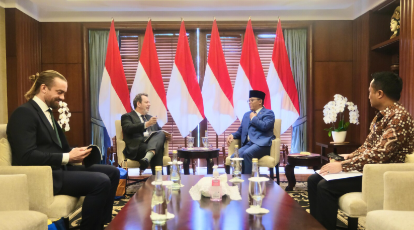 Menteri Luar Negeri RI, Sugiono saat terima kunjungan Duta Besar Swedia untuk Indonesia, Daniel Blockert. (Foto/Doc. Kemlu)