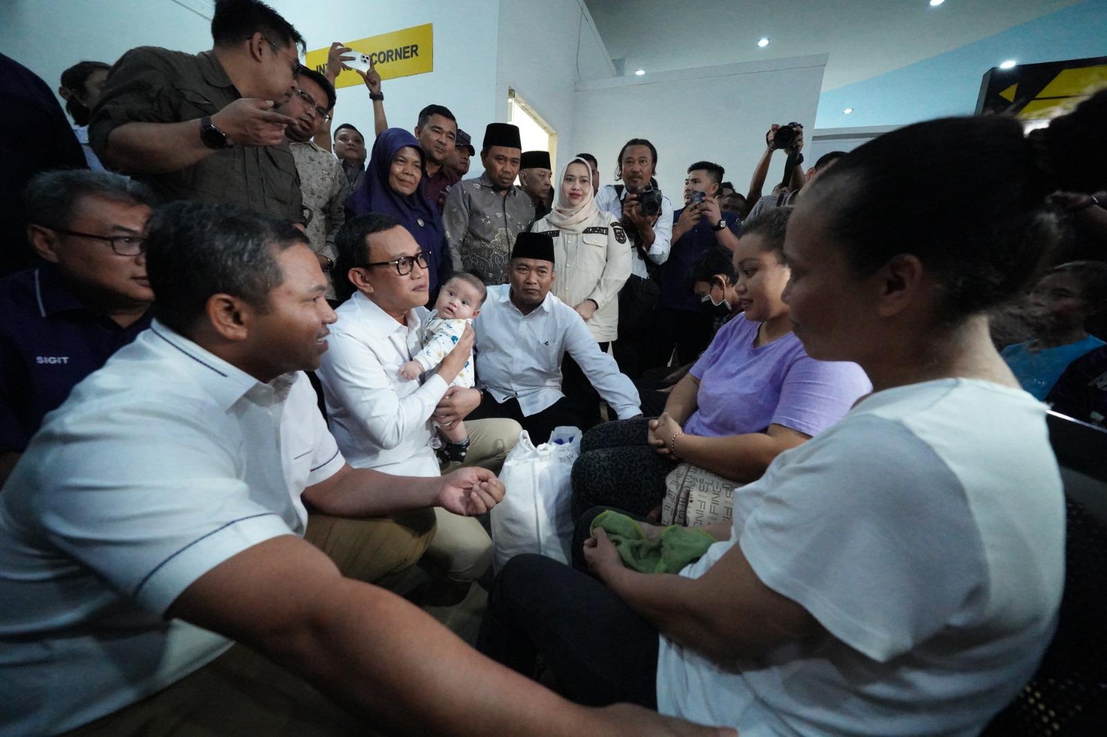 Menteri Pelindungan Pekerja Migran Indonesia (P2MI) Abdul Kadir Karding memberikan pengarahan kepada 196 pekerja migran Indonesia. (BeritaNasional/Elvis Sendouw/HO Hms P2MI)
