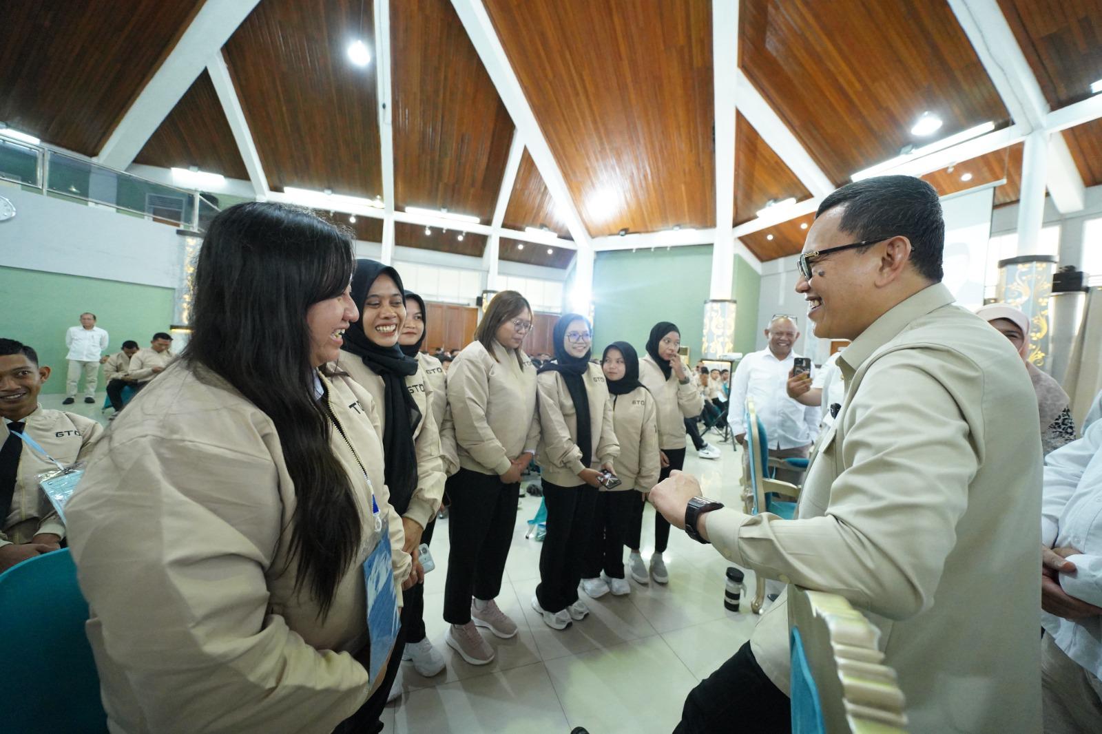 Menteri P2MI saat melepas 93 pekerja migran Indonesia (PMI) yang akan bekerja di Korea Selatan. (BeritaNasional/Elvis Sendouw/HO Hms P2MI)