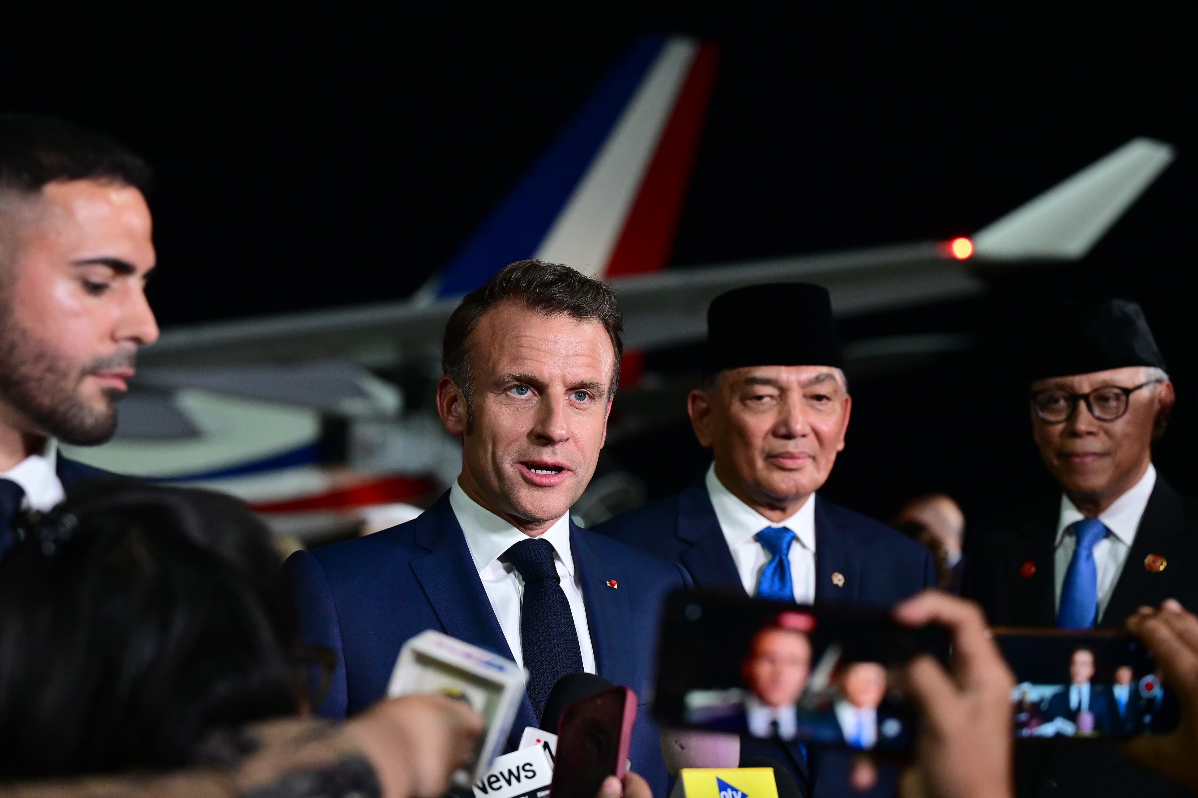 Menteri Pertahanan Sjafrie Sjamsoeddin saat menyambut Presiden Republik Prancis Emmanuel Macron ke Indonesia. (Foto/BPMI).