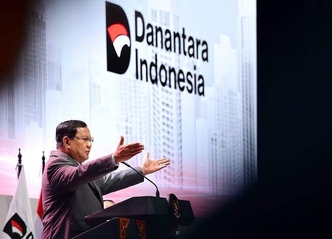 Presiden Prabowo Subianto dengan latar belakang Danantara Indonesia. (BeritaNasional/dok Gerindra)