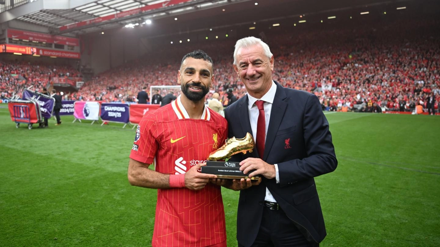 Mohamed Salah Raih Sepatu Emas Premier League Keempat Kali, Samai Rekor Thierry Henry Mohamed Salah meraih sepatu emas Premier League musim 2024/2025. (Foto/Liverpoolfc.com)