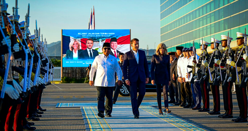 Presiden Republik Indonesia, Prabowo Subianto, secara langsung mengantar keberangkatan Presiden Republik Prancis, Emmanuel Macron, dan Ibu Negara Brigitte Macron. (Foto/Doc. Setkab)