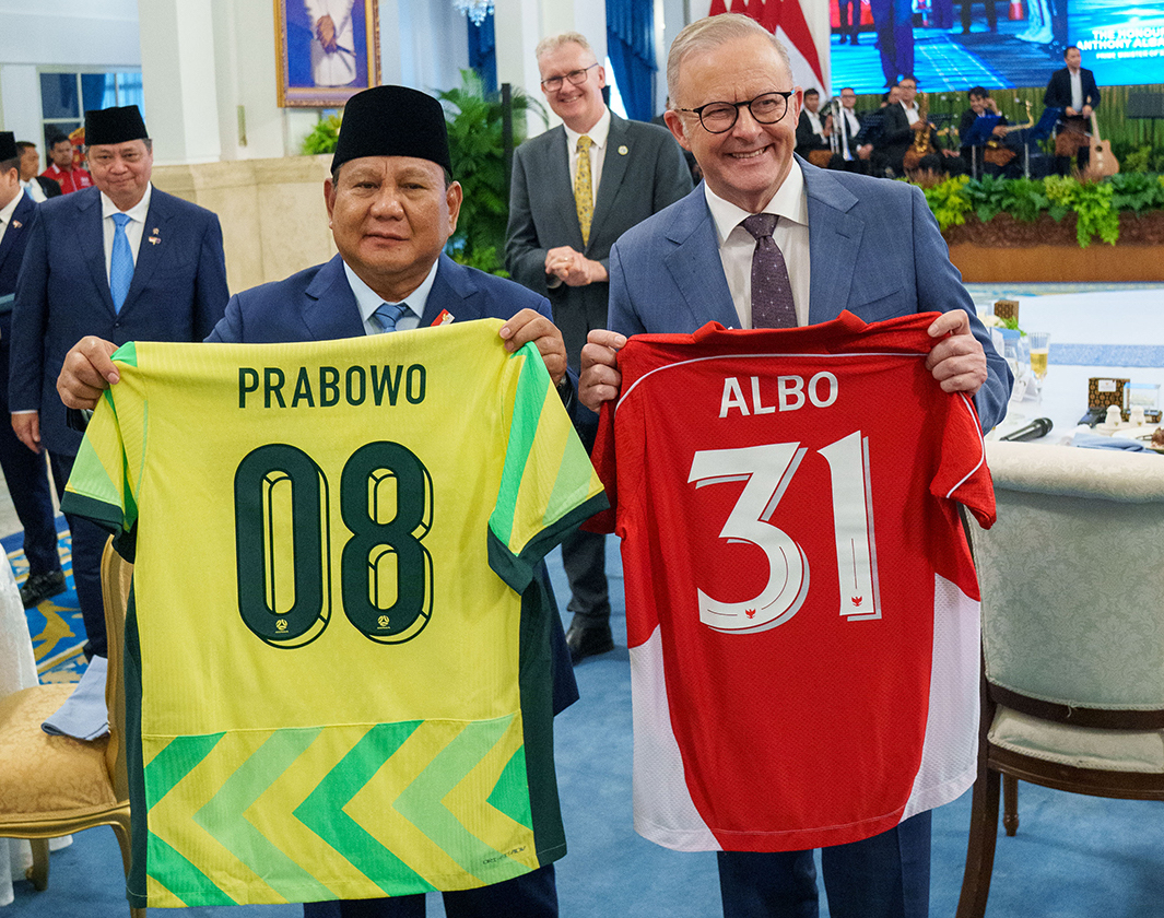 Momen Presiden Prabowo dan Albanese Saling Tukar Jersey Timnas di Istana Negara. (Foto/footballaus)