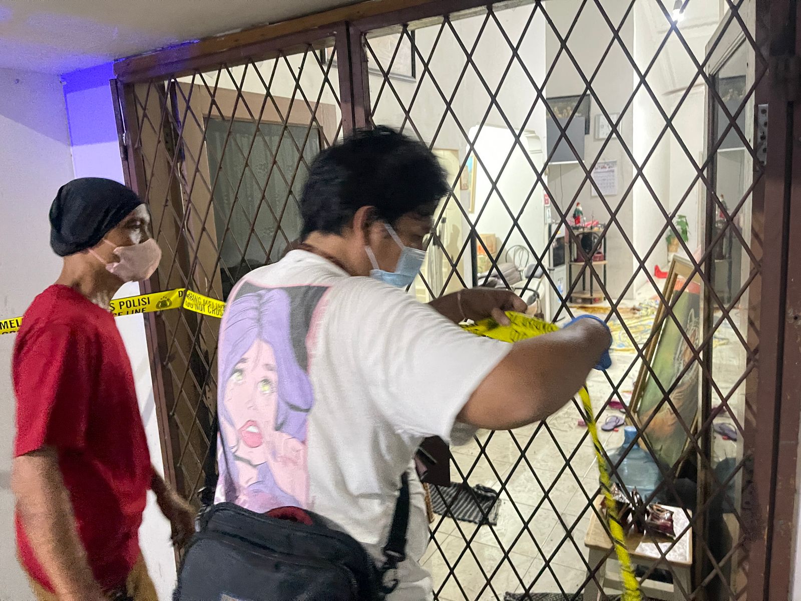 Polisi pasang garis polisi di tpat kejadian tewasnya seorang wanita di Koja Jakarta Utara. (BeritaNasional/Bachtiarudin Alam)