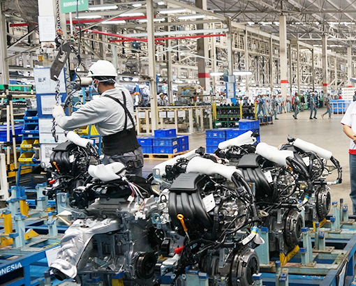 Pekerja tengah merakit mobil Nissan. (Foto/Nissan Indonesia)