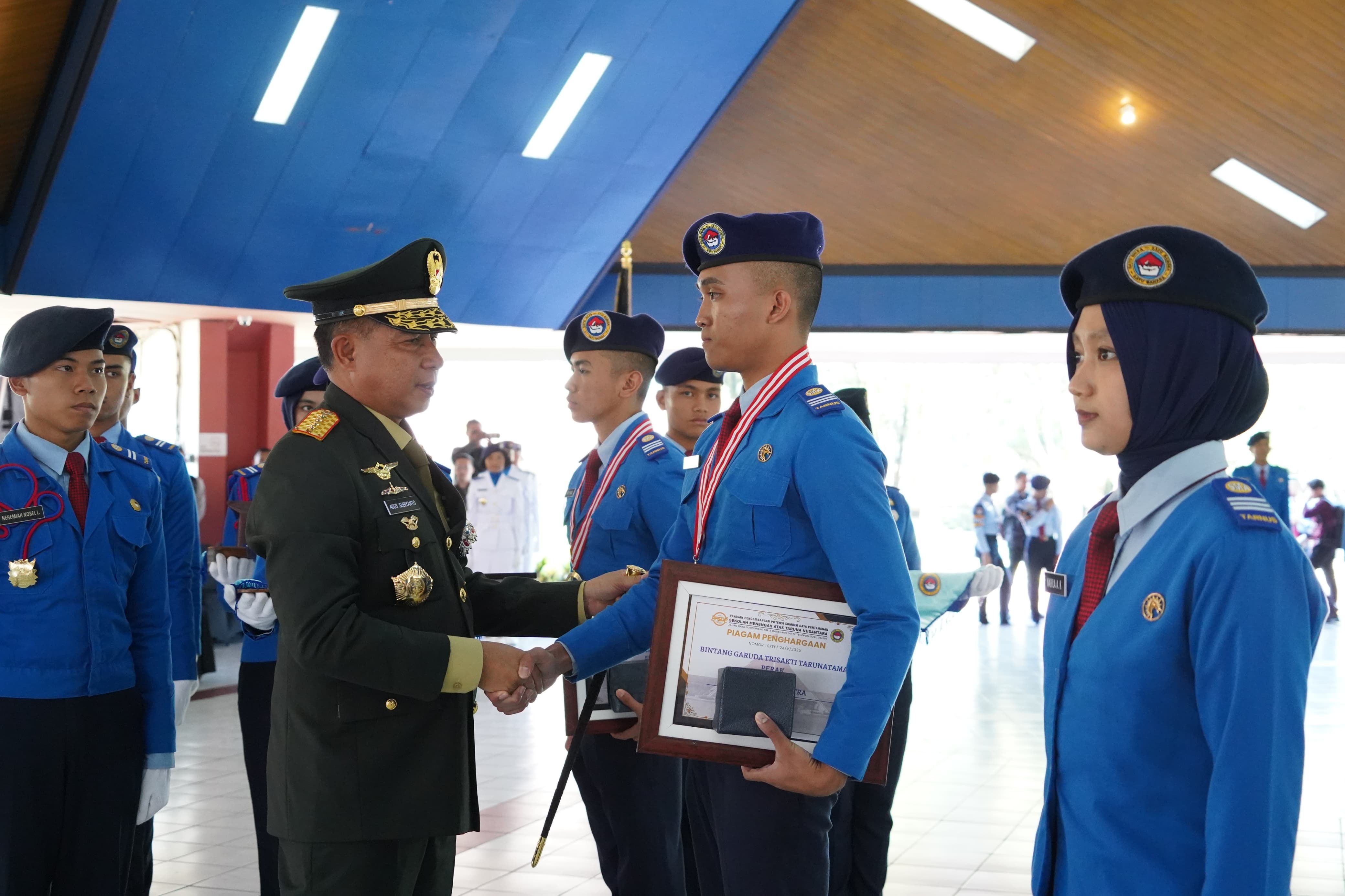 Panglima TNI Kukuhkan 315 Alumni SMA Taruna Nusantara Angkatan ke-33. (Foto/Puspen TNI).