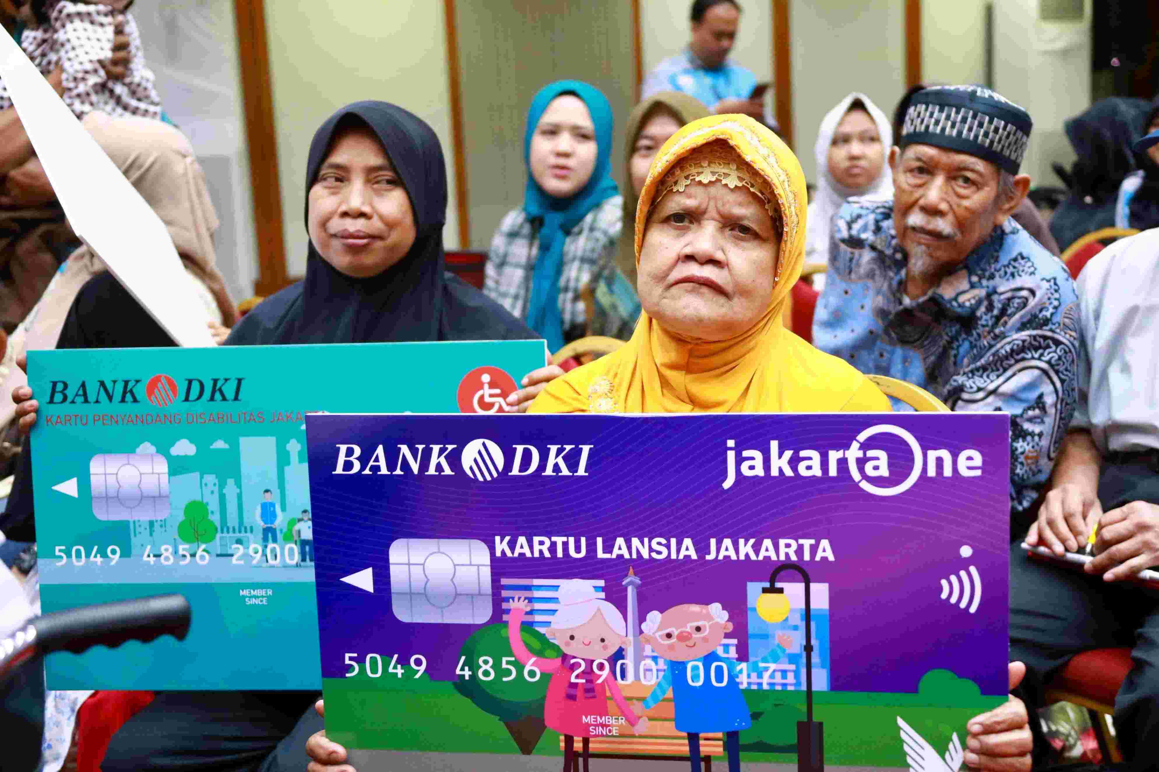 Para lansia menerima Kartu Lansia Jakarta. (Foto/PPID Pemprov Jakarta)