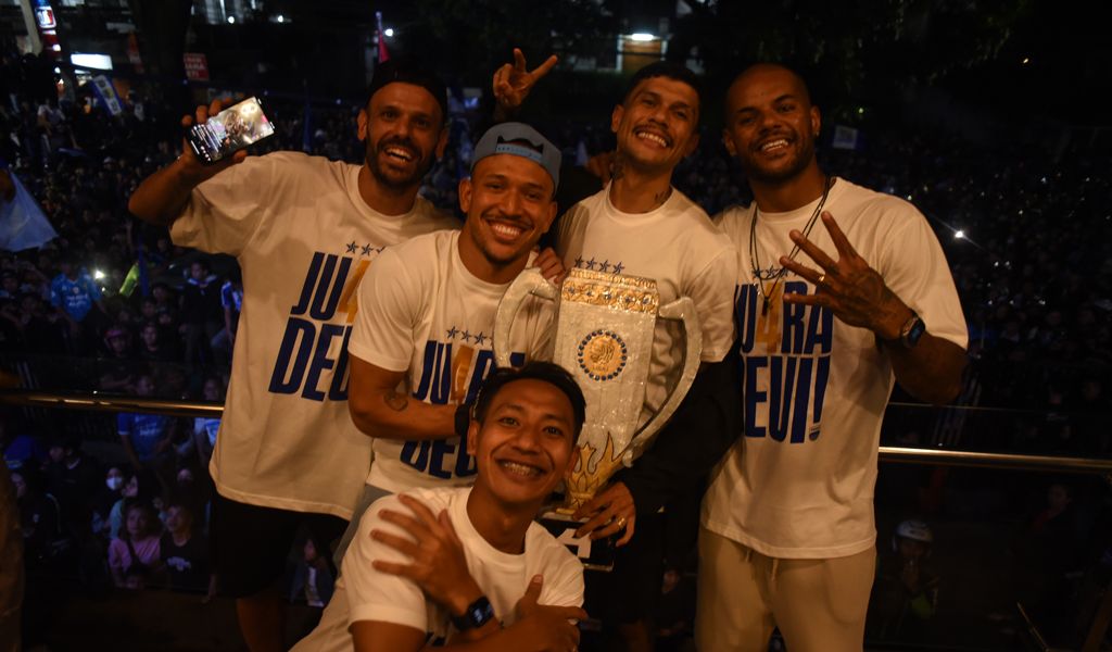 Skuad Persib Bandung Kembali Berlatih Hari Ini setelah Rayakan Kesuksesan Juara Liga 1 Para pemain Persib Bandung berpesta merayakan kesuksesan juara Liga 1 musim 2024/2025. (Foto/persib.co.id)