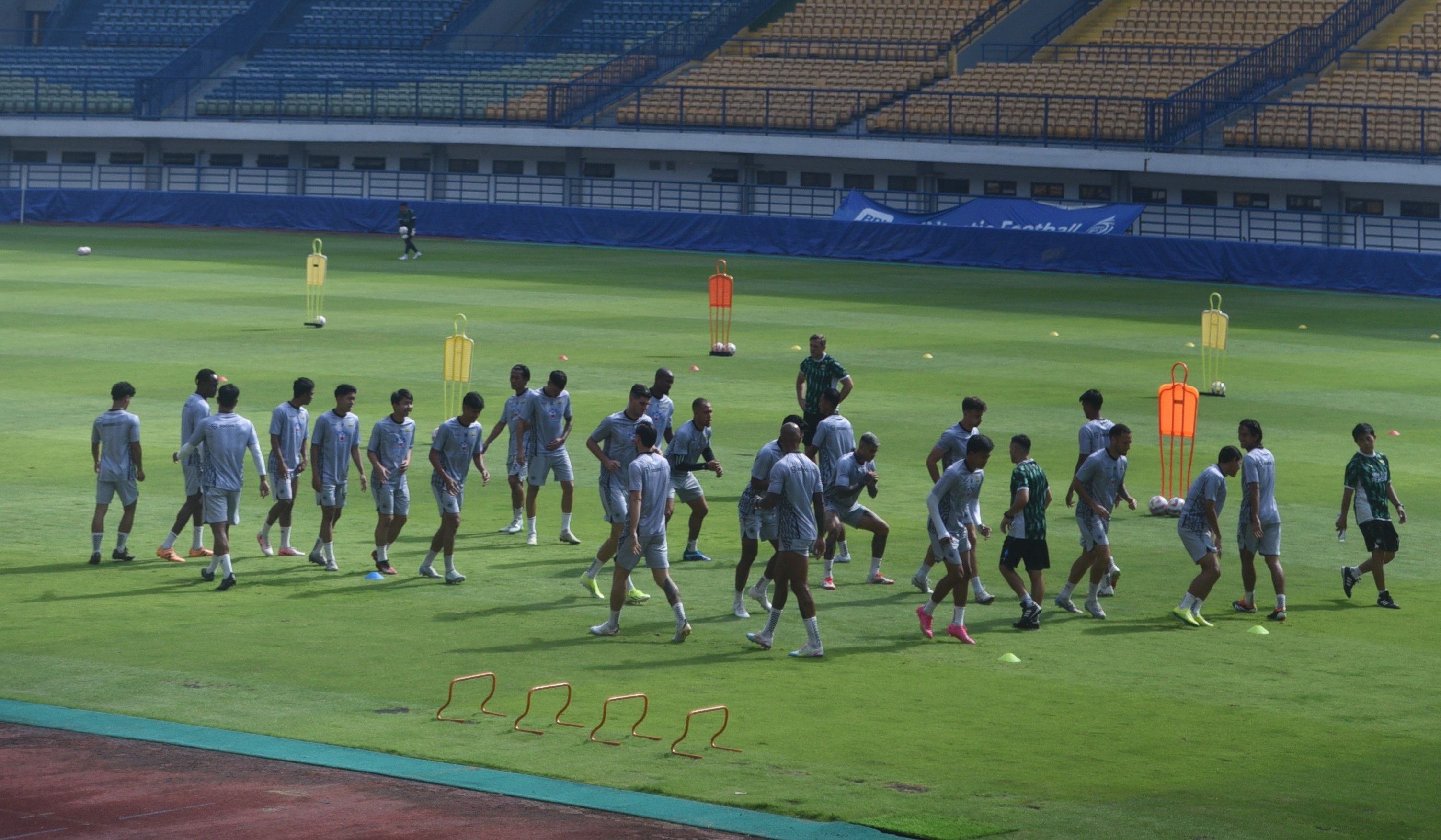 Para pemain Persib Bandung melakukan latihan jelang pertandingan. (Foto/Persib.co.id)
