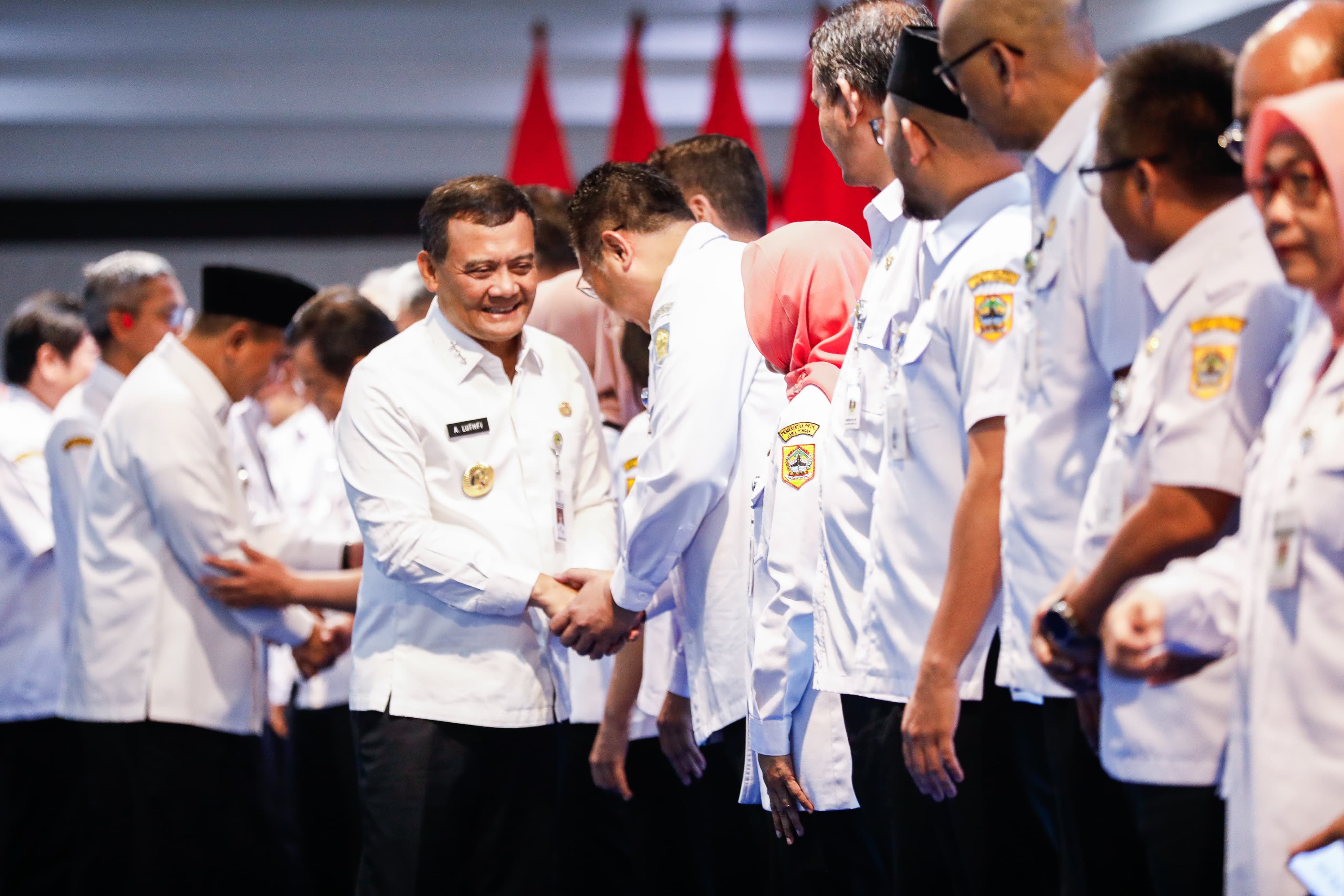 Pelantikan Pejabat Baru, Gubernur Jateng: Jabatan Bukan untuk Diperjualbelikan Gubernur Jawa Tengah Ahmad Luthfi melantik 29 pejabat pimpinan tinggi pratama di lingkungan Pemerintah Provinsi Jawa Tengah. (Foto/Febri)