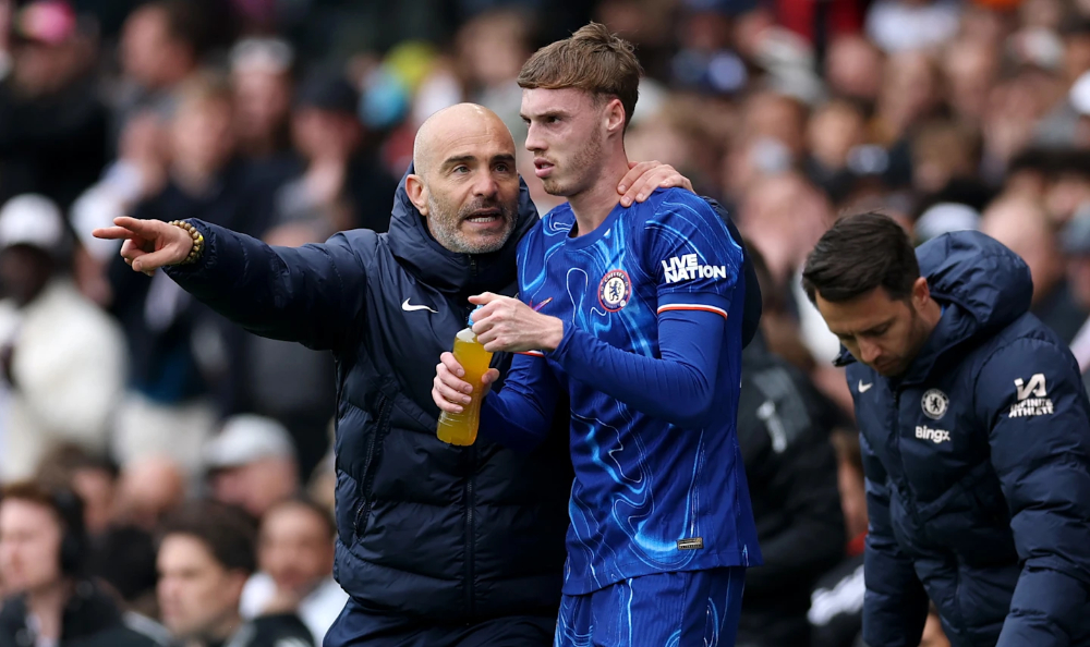 Maresca Gantungkan Harapan kepada Cole Palmer untuk Bantu Chelsea Dapatkan Tiket Liga Champions Pelatih Chelsea Enzo Maresca (kiri) memberikan instruksi kepada Cole Palmer. (Foto/chelseafc.com)