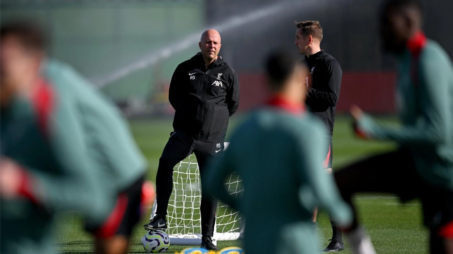 Pelatih kepala Liverpool Arne Slot memimpin latihan anak asuhnya. (Foto/Liverpool FC)