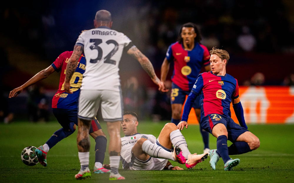 Pemain Inter Milan dan Barcelona berebut bola pada leg pertama semifinal Liga Champions. (Foto/fcbarcelona.com)