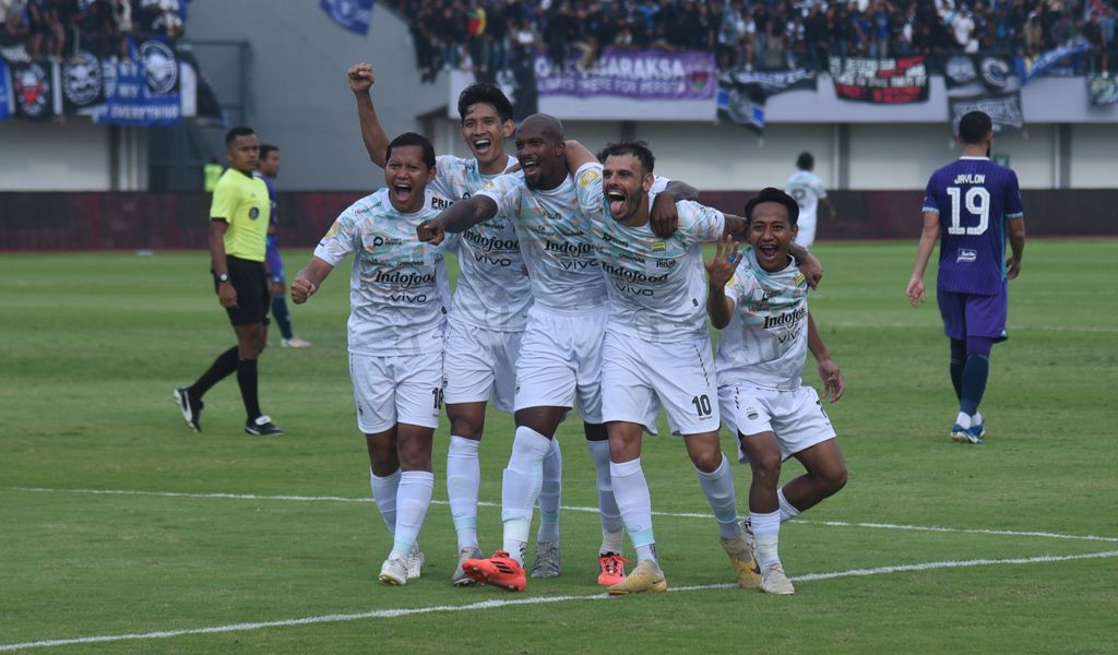 Persib Bandung Ditahan Imbang Persita Tangerang, Ini Kata Bojan Hodak Pemain Persib Bandung melakukan selebrasi setelah mencetak gol ke gawang Persita Tangerang di Liga 1. (Foto/persib.co.id)