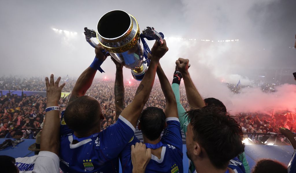 Pemain Persib Bandung mengangkat trofi Liga 1 musim 2024/2025. (Foto/persib.co.id)