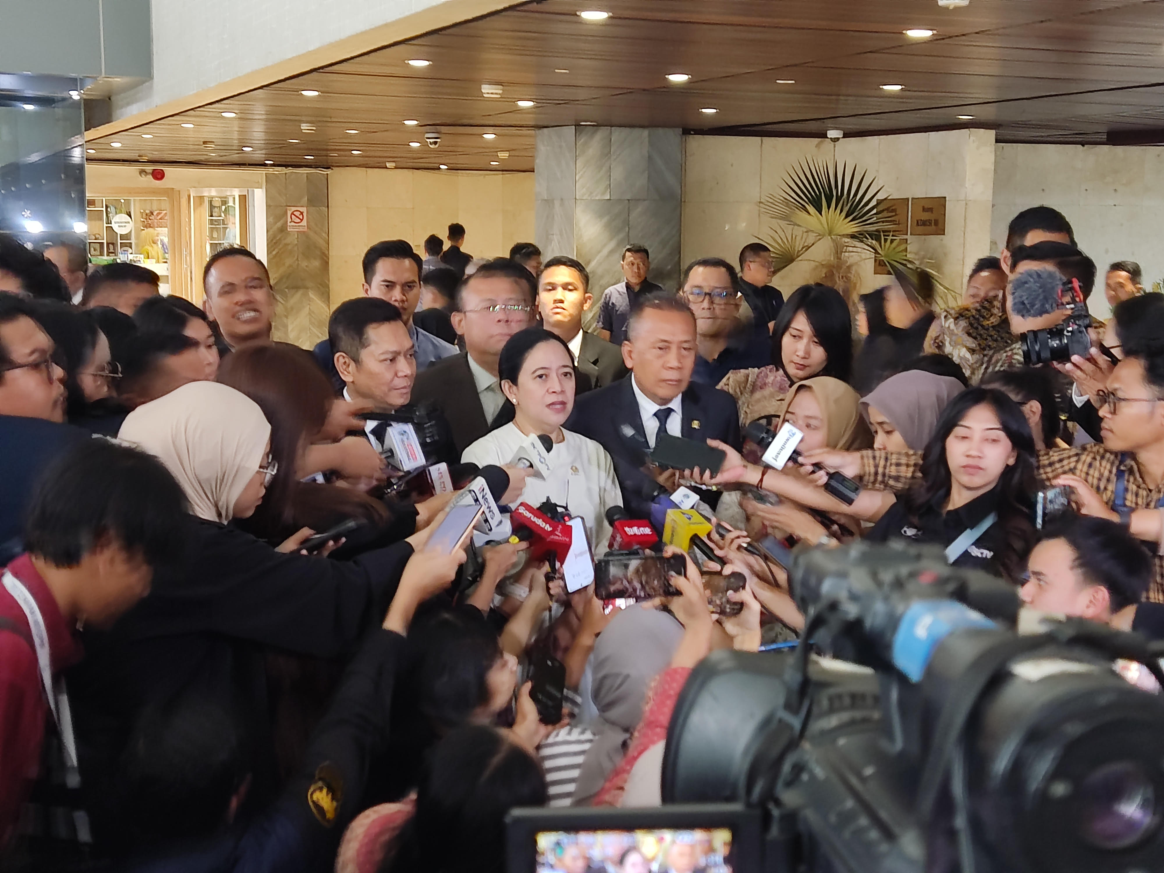 Ketua DPR Puan Maharani memberikan keterangan di gedung DPR Senayan Jakarta. (BeritaNasional/Ahda)