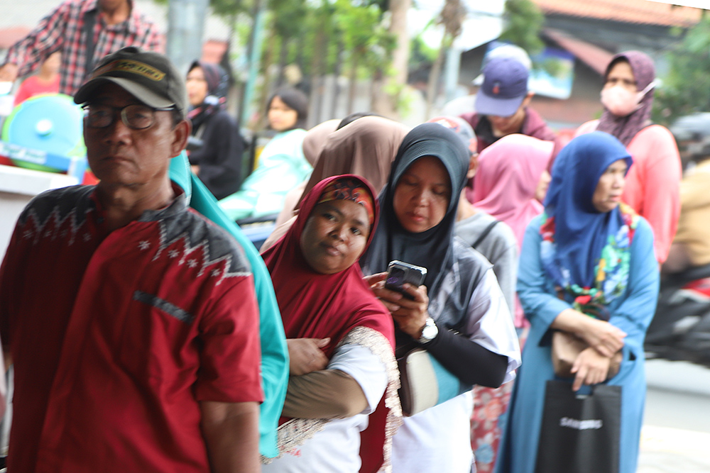 Pemprov DKI Cairkan Dana Bansos PKD Setiap Bulan, Data Penerima Bisa Berubah Warga antusias untuk menerima bansos dari pemerintah di bulan Februari 2025. (BeritaNasional/Elvis Sendouw)