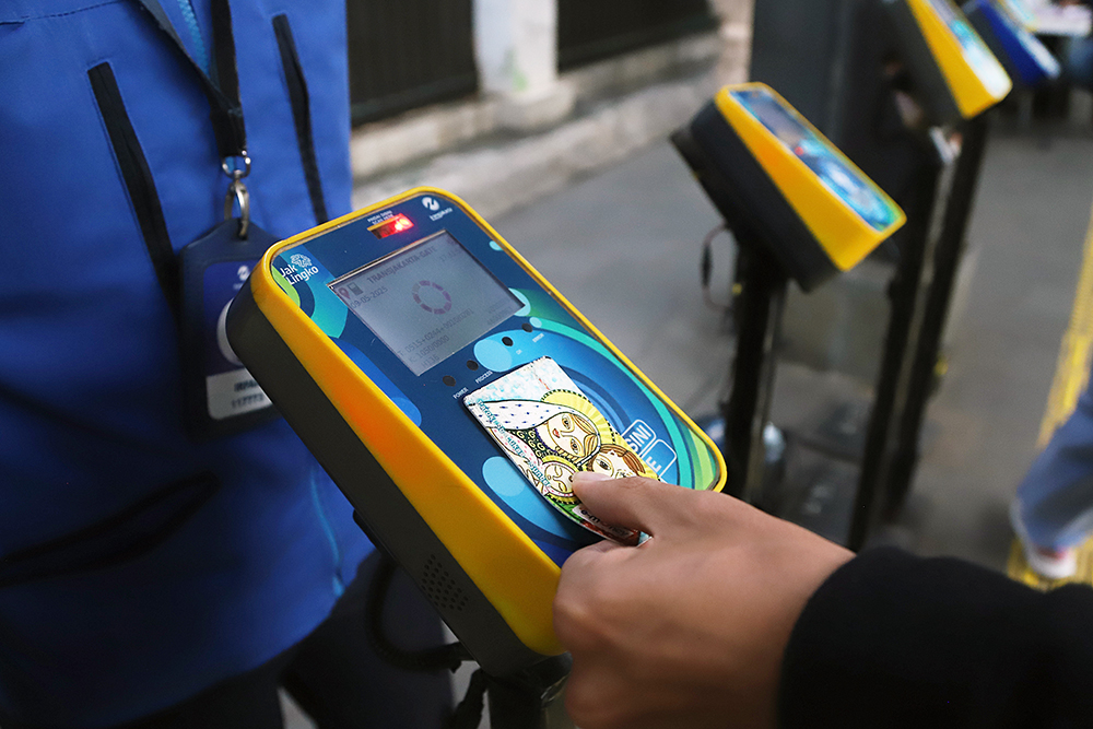 Layanan transportasi Transjakarta di kawasan Palmerah, Jakarta. (BeritaNasional/Elvis Sendouw)