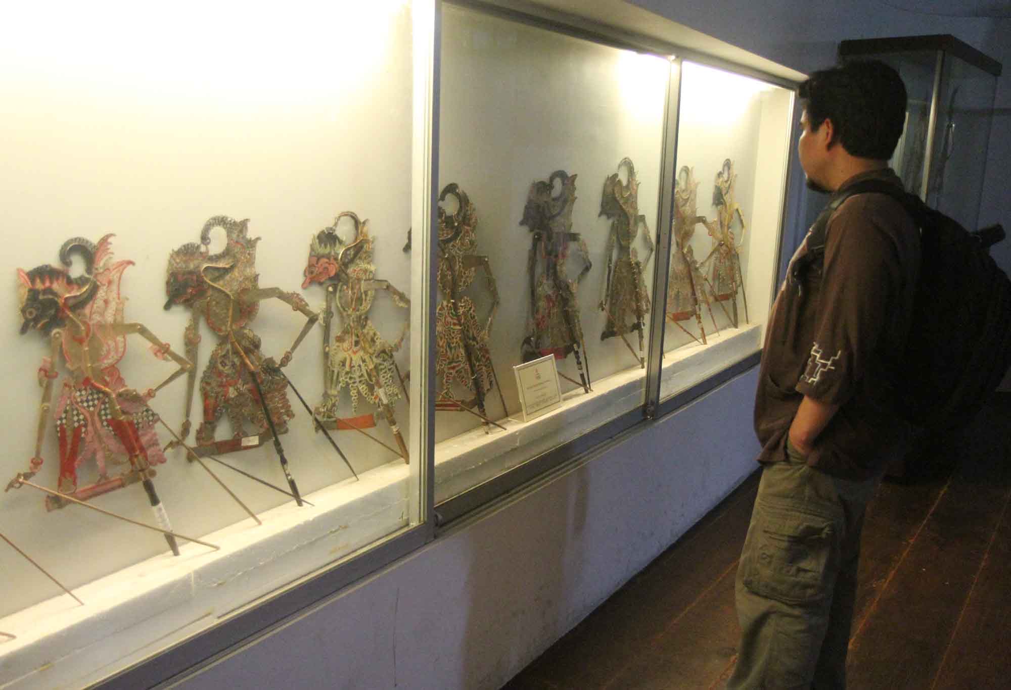 Pengunjung melihat koleksi di museum Wayang, Kota Tua, Jakarta.(BeritaNasional.com/Oke Atmaja)
