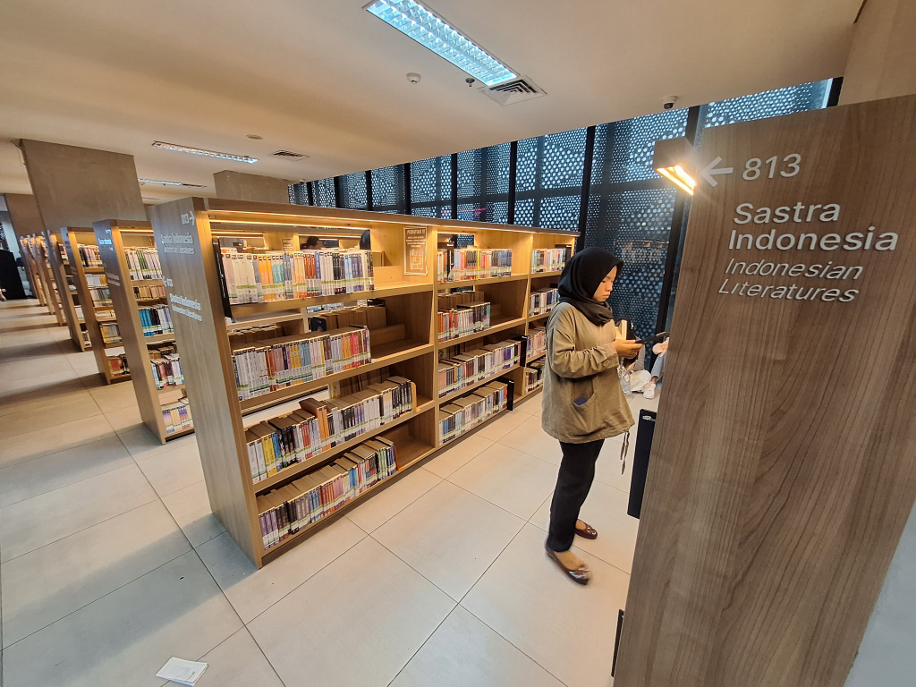 Sejumlah pengunjung memilih serta membaca buku di Perpustakaan Jakarta dan Pusat Dokumen Sastra HB Jassin, Taman Ismail Marzuki, Jakarta, Selasa (06/05/2025). (Berita nasional.com/Oke Atmaja)